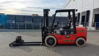 Vorschaubild 3 einer Mietmaschine vom Typ 3 tonnes electric | EP EFL302 Triplex mast 4800 mm