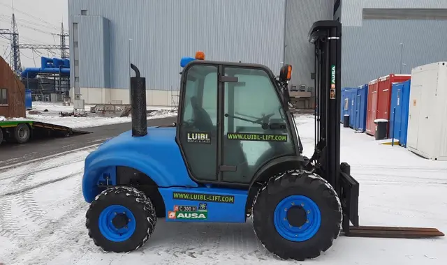 Bild 1 einer Mietmaschine vom Typ 3 tonne rough terrain forklift | Ausa C300H x4