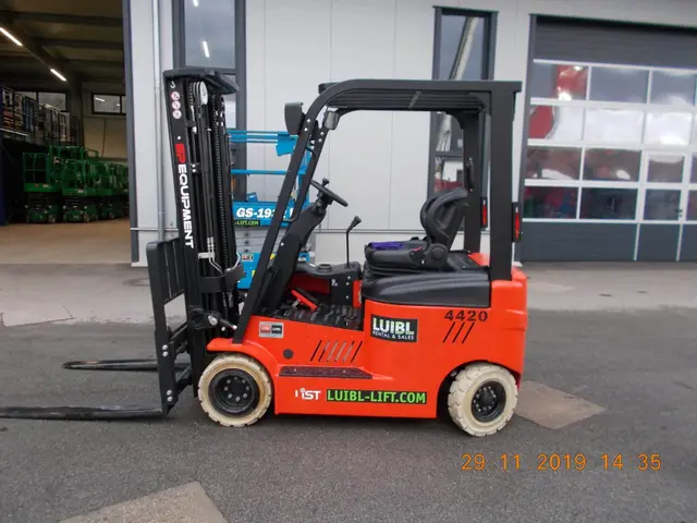 Bild 4 einer Mietmaschine vom Typ 2 tonne electric four-wheeler | EP CPD20L1-Li 4700 mm