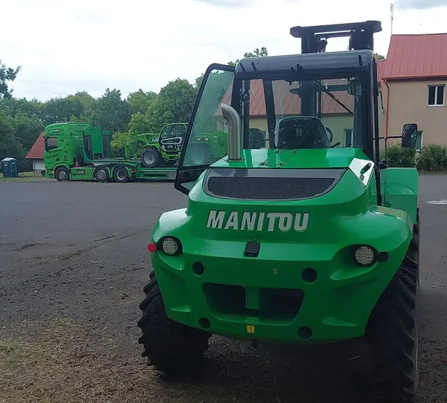 Bild 3 einer Mietmaschine vom Typ 3 Tonnen Geländestapler | Manitou M30-4