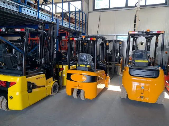 Bild 4 einer Mietmaschine vom Typ 2 tonne electric three-wheeler | Maximal Forklift FB20S-MJZ 4500 mm