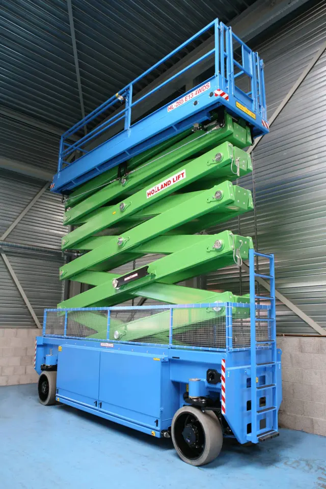 Bild 0 einer Mietmaschine vom Typ SBE-282 | Holland Lift HL285_E13_4WDS