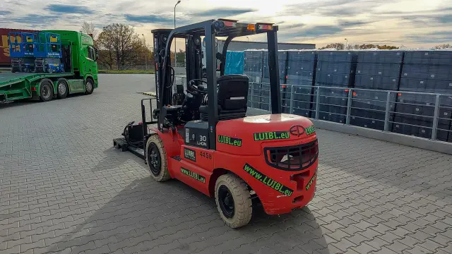 Bild 4 einer Mietmaschine vom Typ 3 tonnes electric | EP EFL302 Triplex mast 4800 mm