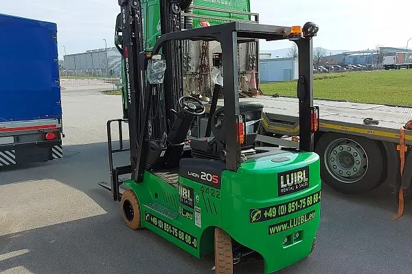 Bild 2 einer Mietmaschine vom Typ 2 tonns electric four-wheeler | EP CPD20L1S 6000 mm
