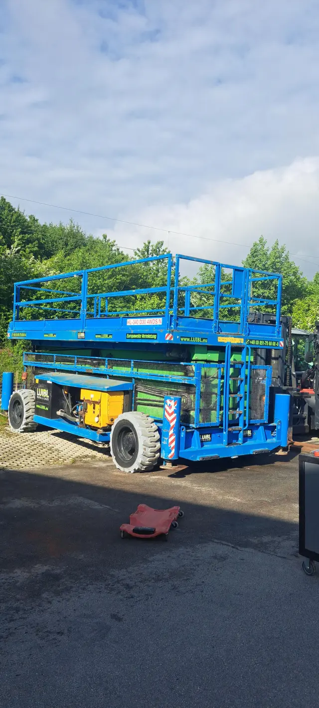 Bild 4 einer Mietmaschine vom Typ SBD-337 | Holland Lift HL 340D30 4WDS/N