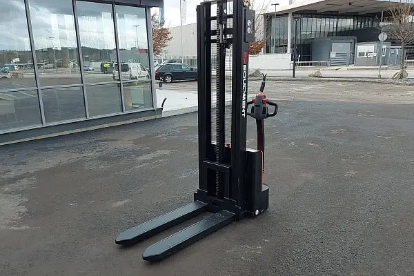 Bild 1 einer Mietmaschine vom Typ 1,2 Tonnen HH | EP ESL 122 3300 mm