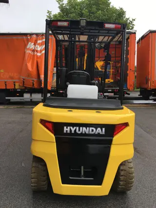 Vorschaubild 1 einer Mietmaschine vom Typ 5 tonnes electric | Hyundai 50B-9 6000 mm