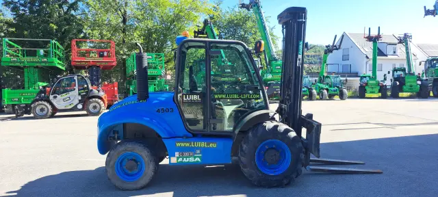 Bild 1 einer Mietmaschine vom Typ 3 tonne rough terrain forklift | Ausa C300H x4