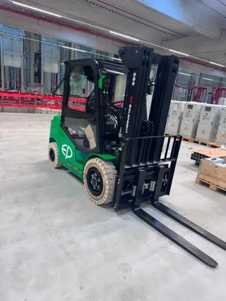 Bild einer Mietmaschine vom Typ 3,8 Tonnen Elektro Gabelstapler | EP EFL382X5 4800 mm