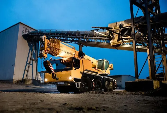 Bild 1 einer Mietmaschine vom Typ Mobile crane 90 tons | Liebherr LTM 1090 4.2
