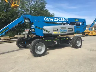 Bild einer Mietmaschine vom Typ Genie ZX-135/70 mieten – Gelenkteleskopbühne 43m Höhe