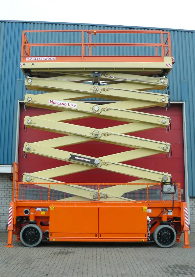 Bild 0 einer Mietmaschine vom Typ SBE-330 | Holland Lift HL330_E14_4WDS