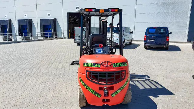 Bild 1 einer Mietmaschine vom Typ 3 tonnes electric | EP EFL302 Triplex mast 4800 mm