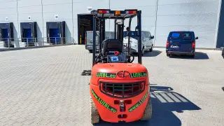 Vorschaubild 1 einer Mietmaschine vom Typ 3 tonnes electric | EP EFL302 Triplex mast 4800 mm