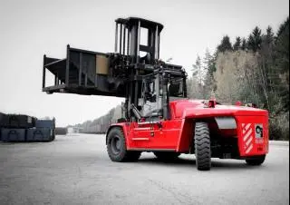 Picture of a rental machine of the type 25-tonne Diesel Forklift | Kalmar DCG 250-25T Triplex 4660 mm