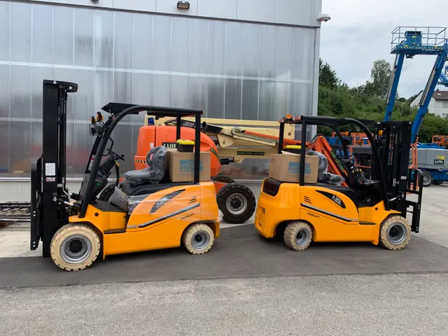 Bild 1 einer Mietmaschine vom Typ 3.5-tonne Electric Forklift | Maximal FBA35-JZ 4500 mm