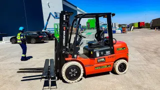 Bild einer Mietmaschine vom Typ 3 Tonnen Elektro | EP EFL302 Triplex Mast 4800 mm