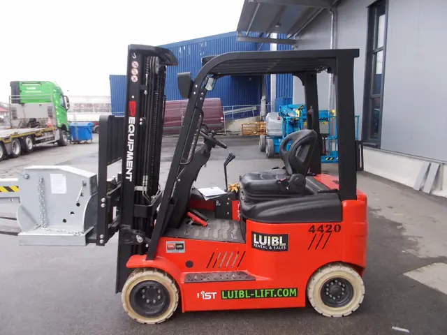 Bild 2 einer Mietmaschine vom Typ 2 Tonnen Elektro Vierrad | EP CPD20L1-Li 4700 mm
