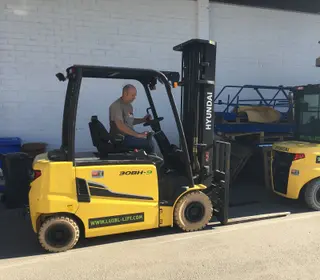 Bild einer Mietmaschine vom Typ 3 Tonnen Elektro | Hyundai 30BH-9 6000 mm