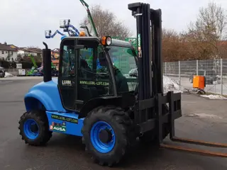 Vorschaubild 2 einer Mietmaschine vom Typ 3 tonne rough terrain forklift | Ausa C300H x4