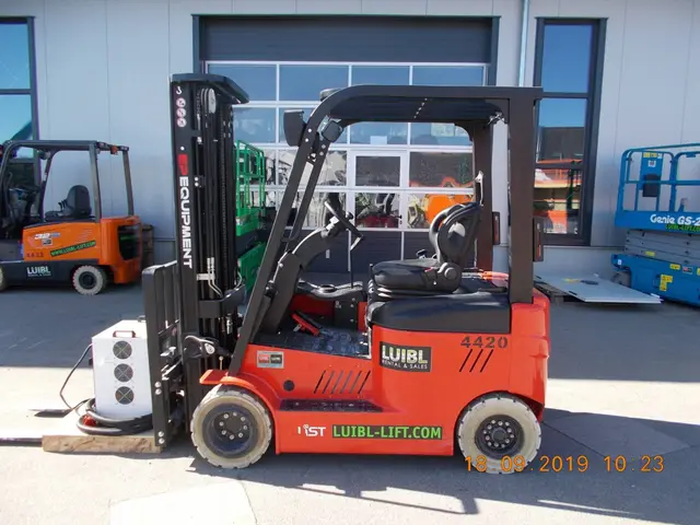 Bild 1 einer Mietmaschine vom Typ 2 tonne electric four-wheeler | EP CPD20L1-Li 4700 mm