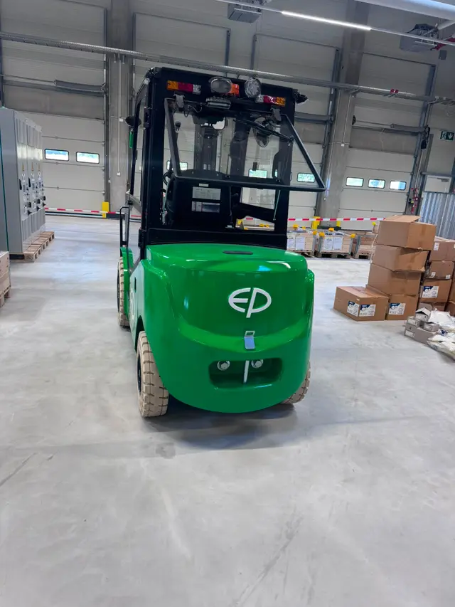 Bild 1 einer Mietmaschine vom Typ 3.8-tonne Electric Forklift | EP EFL382X5 4800 mm