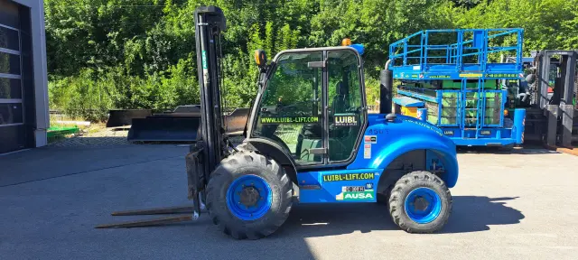 Bild 0 einer Mietmaschine vom Typ 3 tonne rough terrain forklift | Ausa C300H x4