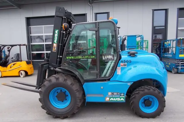Bild 1 einer Mietmaschine vom Typ 5 tonne rough terrain forklift | Ausa C500H x4
