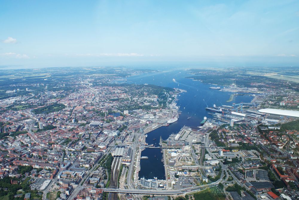Baumaschinen mieten Kiel – Bagger, Teleskoplader, Arbeitsbühnen & Stapler