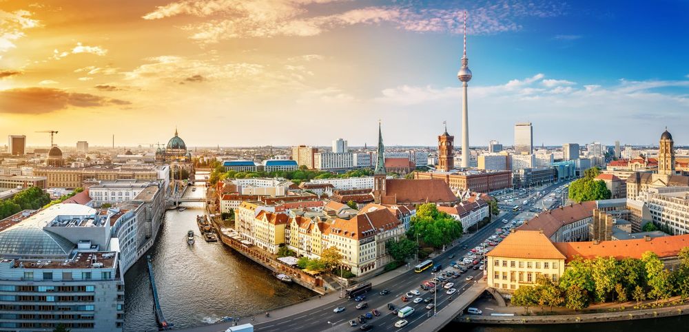 Arbeitsbühnen und Stapler in Berlin preiswert mieten