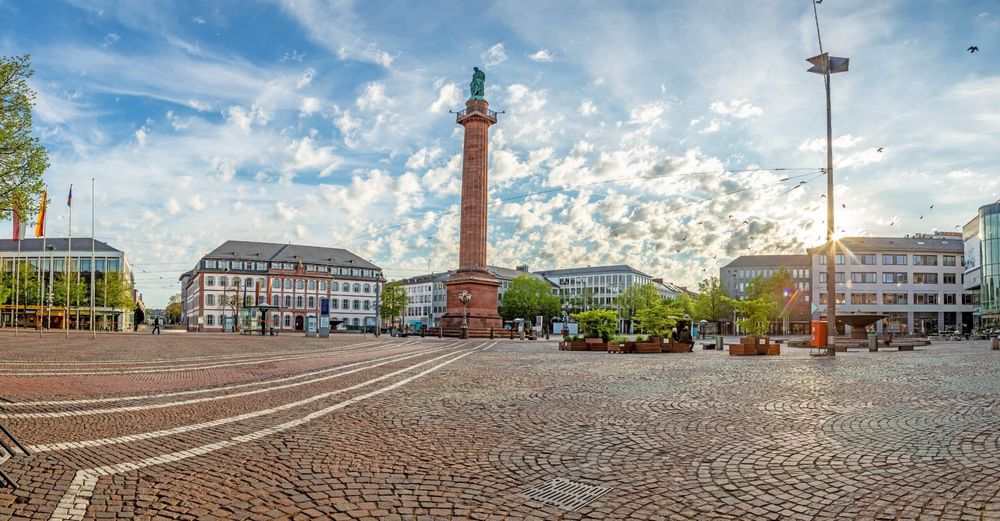 Rent work platforms and forklifts in Darmstadt at a reasonable price