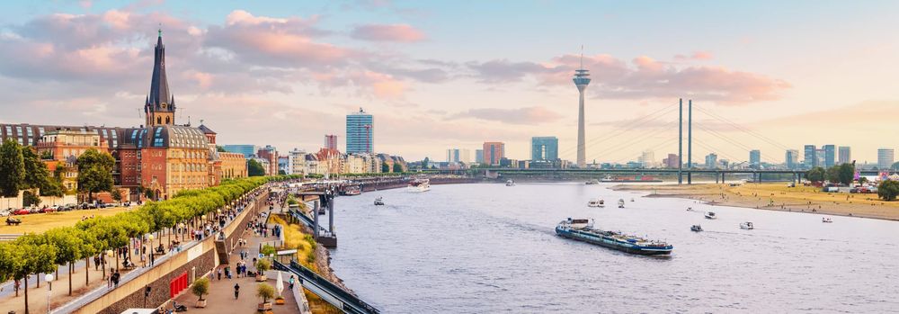 Arbeitsbühnen und Stapler in Düsseldorf preiswert mieten