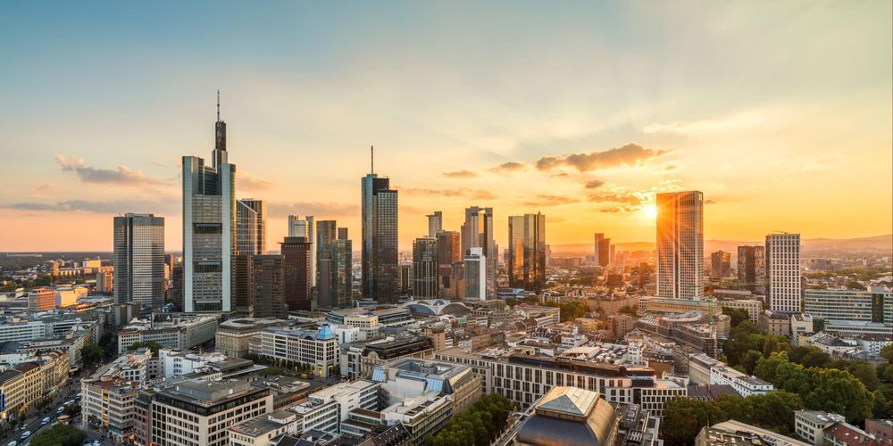 Arbeitsbühnen und Stapler in Frankfurt am Main preiswert mieten
