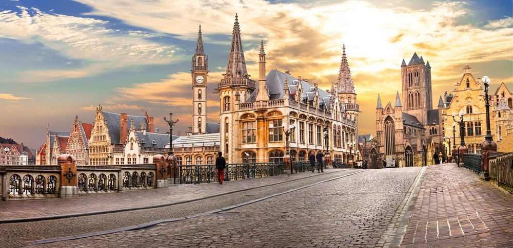 Rent work platforms and forklifts in Ghent at a reasonable price