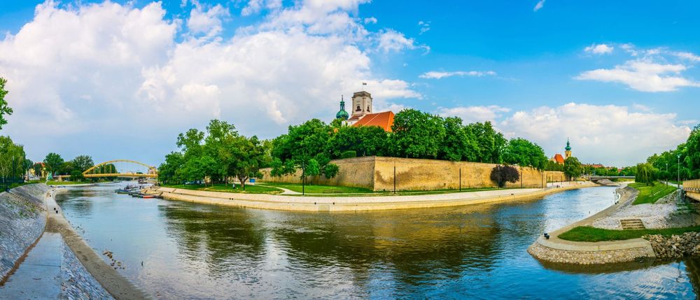 Arbeitsbühnen und Stapler in Györ preiswert mieten
