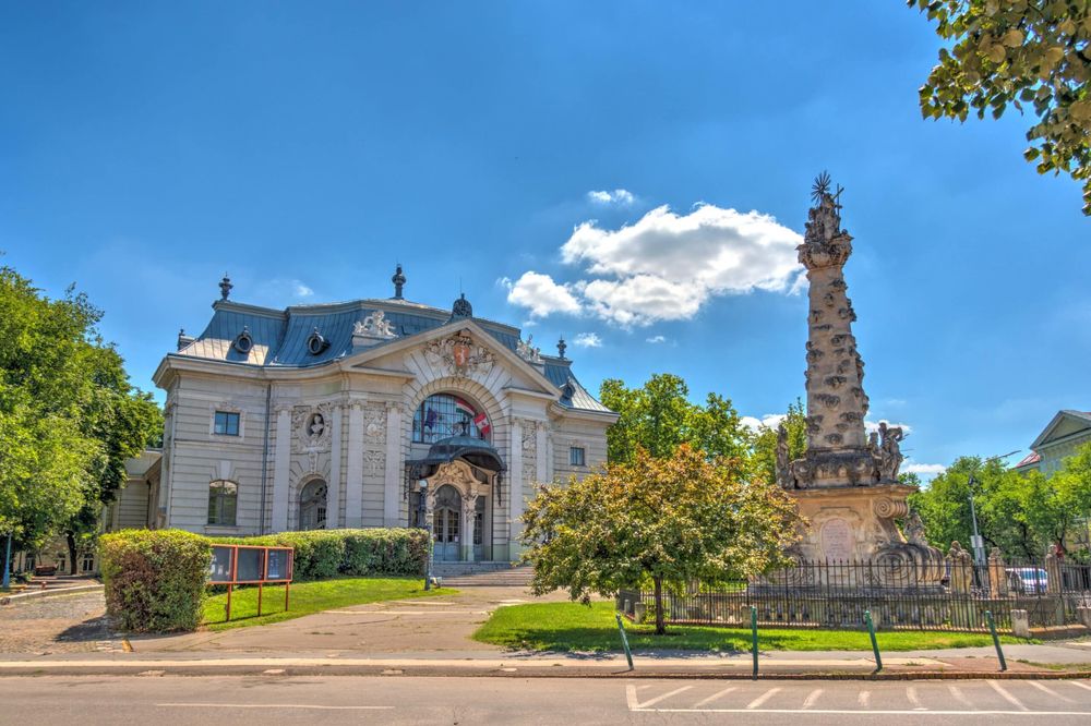 Work platforms and forklifts available to rent in Kecskemet at low prices