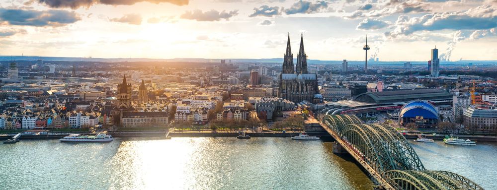 Arbeitsbühnen und Stapler in Köln preiswert mieten