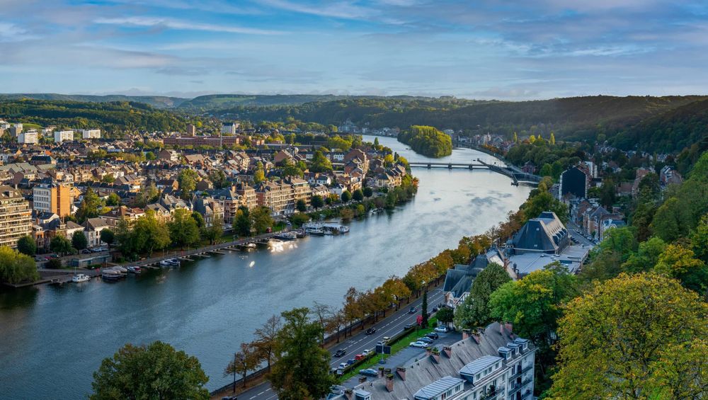 Arbeitsbühnen und Stapler in Namur preiswert mieten