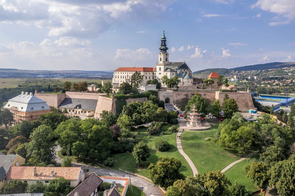 Arbeitsbühnen und Stapler in Nitra preiswert mieten