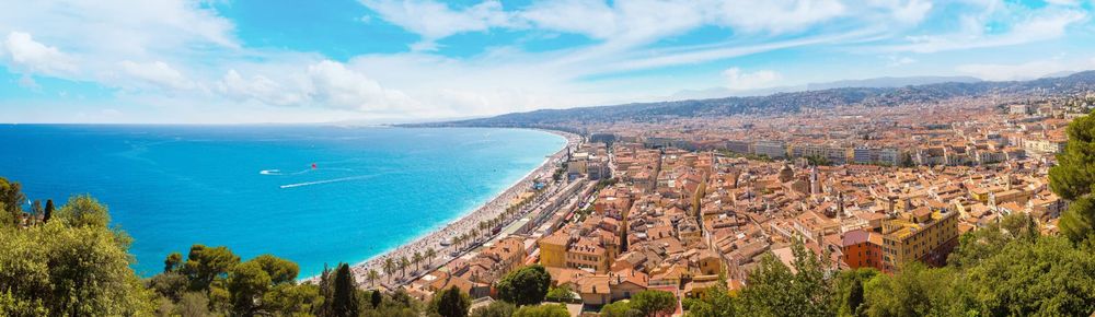 Arbeitsbühnen und Stapler in Nizza preiswert mieten