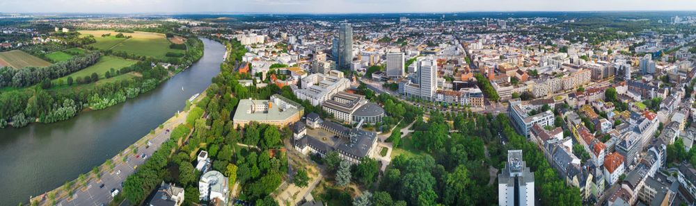 Arbeitsbühnen und Stapler in Offenbach am Main preiswert mieten