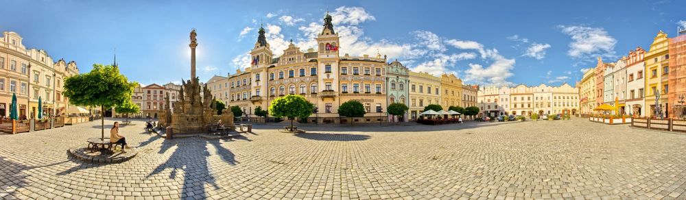 Arbeitsbühnen und Stapler in Pardubice preiswert mieten