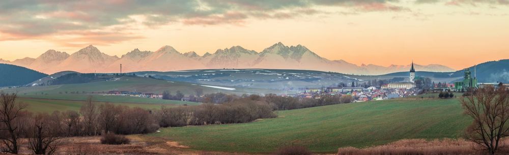 Arbeitsbühnen und Stapler in Presov preiswert mieten
