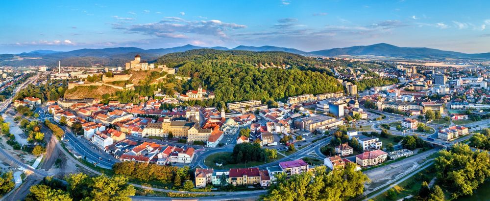 Arbeitsbühnen und Stapler in Trencin preiswert mieten